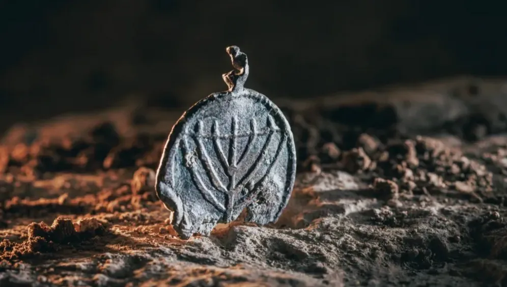 Свинцовая подвеска с менорой возрастом 1 300 лет найдена рядом с Храмовой горой