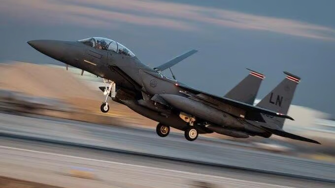 Операция «Рык льва», день 37: шесть лошадей и левый активист заходят в бомбоубежище