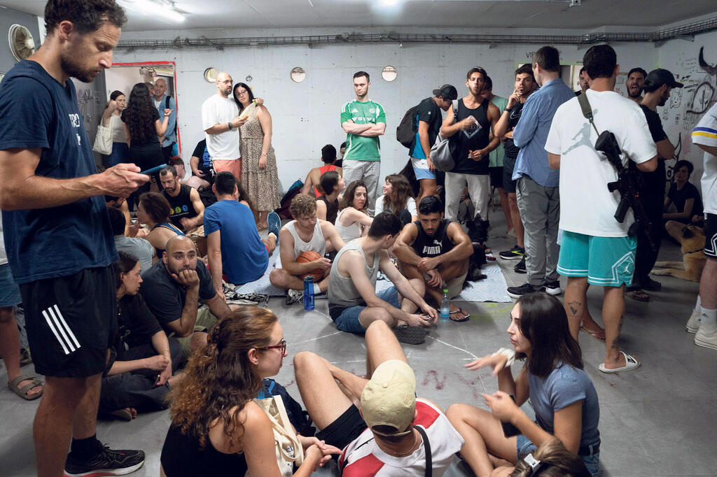 Израильский парадокс: пока мир бежит с Ближнего Востока, израильтяне борются за билет на самолёт в зону войны