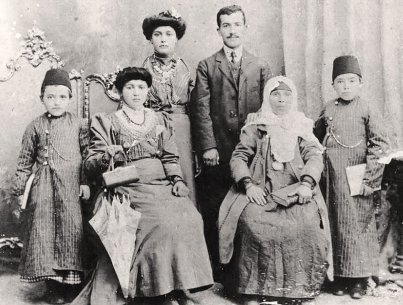 Семь свитков Торы в стене мечети